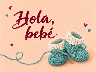 Ilustración de unos patucos tejidos azul verdoso sobre melocotón, con el mensaje «Hola, bebé»
