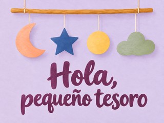 Ilustración de un móvil de colores con luna, estrella, sol y nube, con el mensaje «Hola, pequeño tesoro»