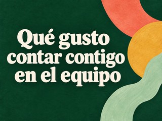 Ilustración de letras crema y formas de colores sobre verde, con el mensaje «Qué gusto contar contigo en el equipo»