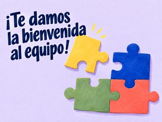 Ilustración de piezas de puzle de colores sobre lavanda, con el mensaje «¡Te damos la bienvenida al equipo!»