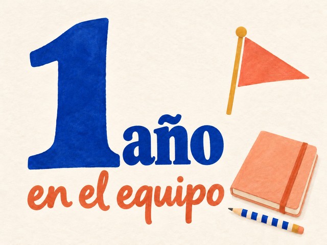 Ilustración de letras azules y coral, un banderín, un cuaderno y un lápiz, con el mensaje «1 año en el equipo»