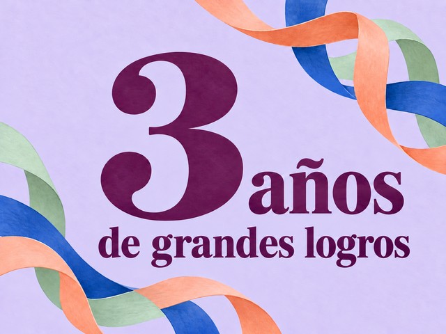 Ilustración de letras ciruela y cintas de colores sobre lavanda, con el mensaje «3 años de grandes logros»