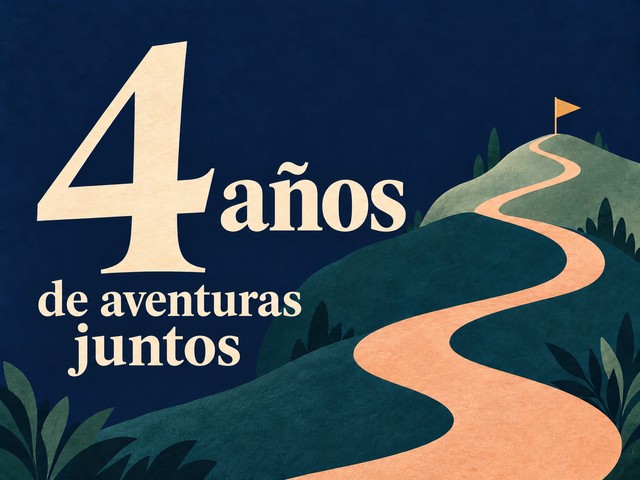 Ilustración de letras crema sobre un camino que atraviesa colinas, con el mensaje «4 años de aventuras juntos»