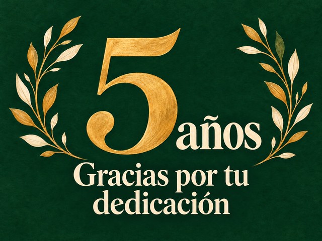 Ilustración de un gran cinco dorado y ramas de laurel sobre verde, con el mensaje «5 años Gracias por tu dedicación»